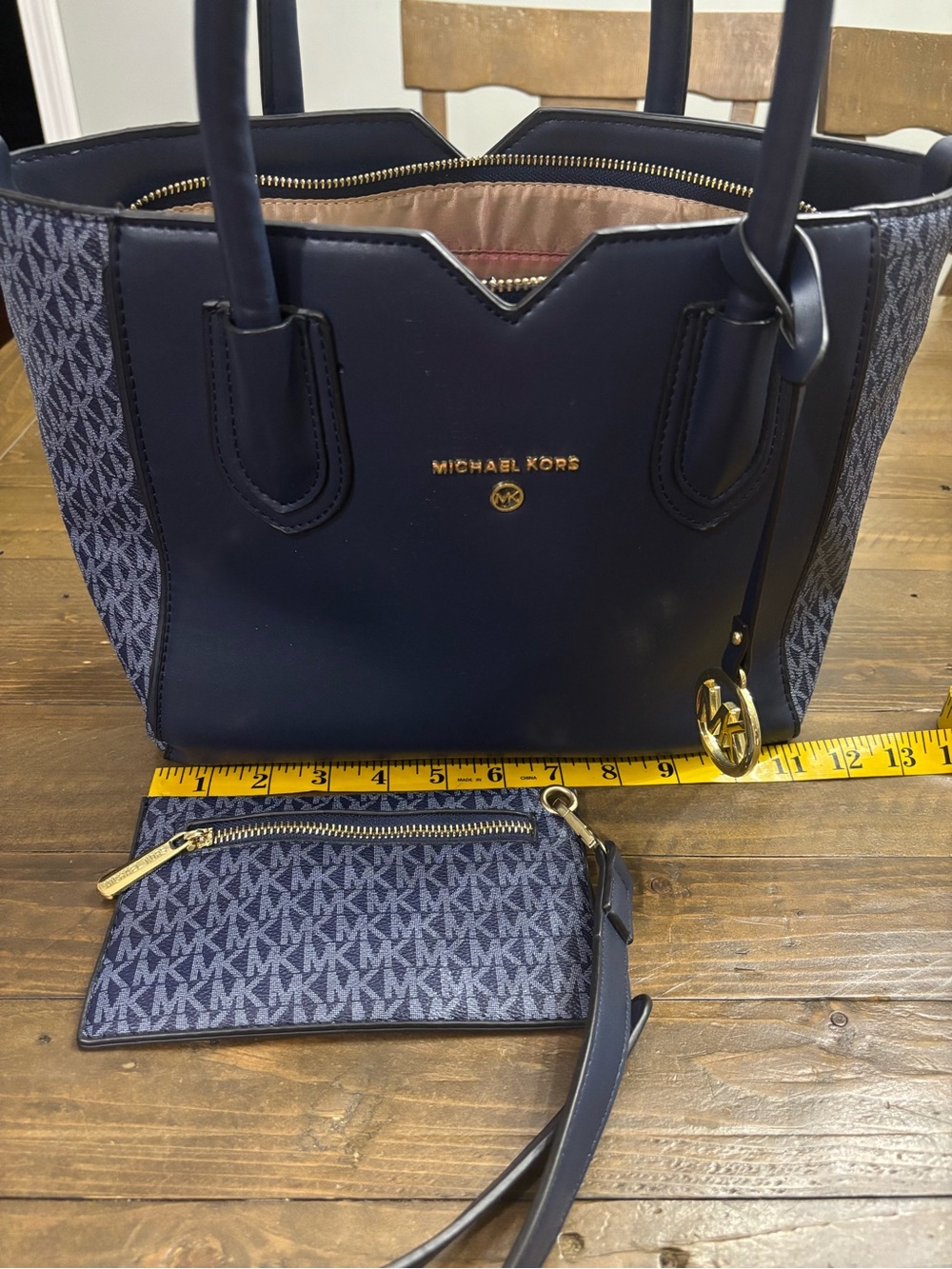 Michael Kors Navy Logo Tore with Matching Pouch - Picture 11 of 14